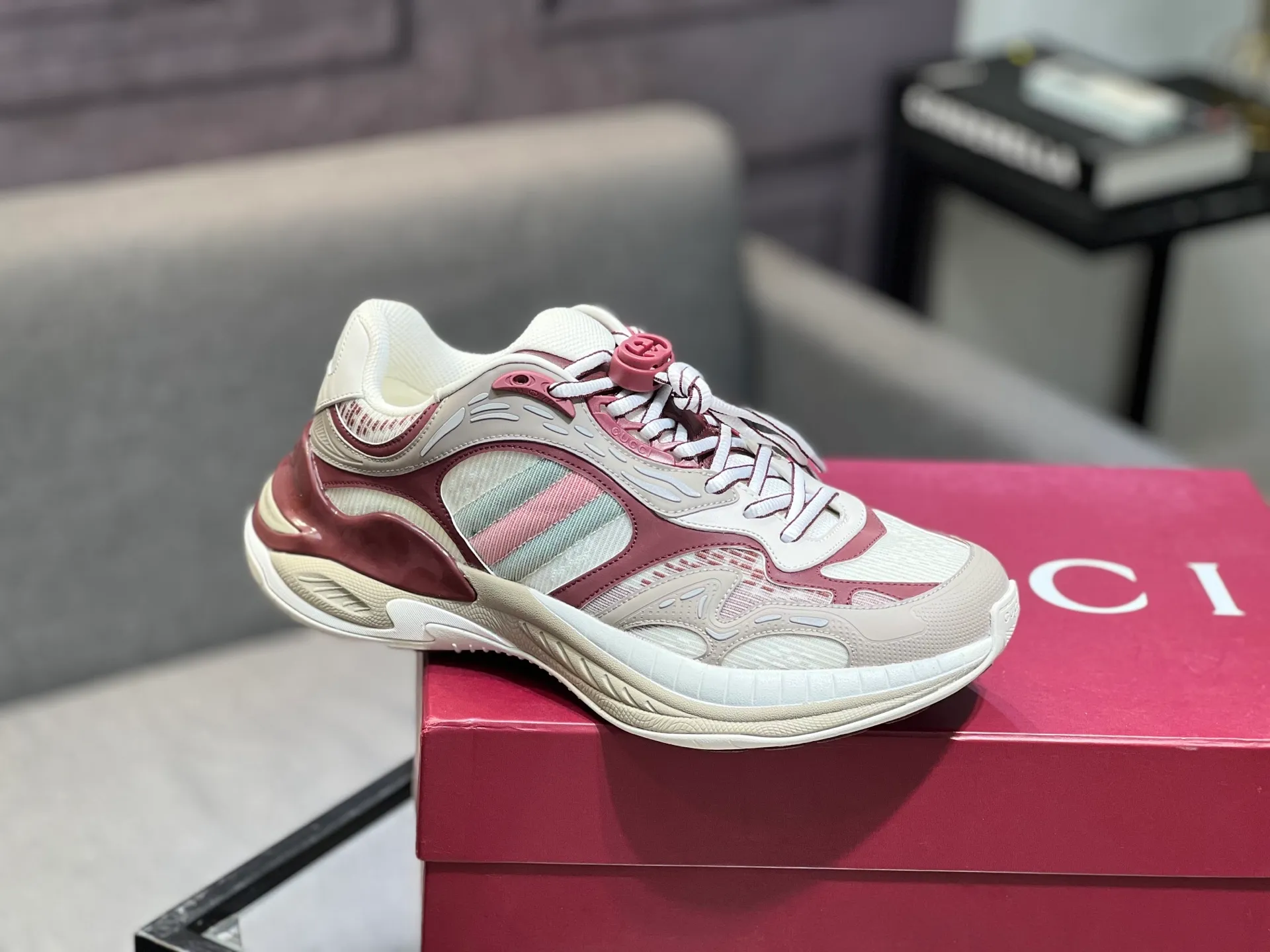Men's Men's Shoes 💰900 Gucci Gucci 2.0 Sports Shoes Couple's Style Retro Casual Shoes Running Shoes Original Purchase, Development, Production Gucci 2.0 Sports Shoes reinterpret the brand's iconic striped webbing elements. This sneaker reinterprets the iconic details, using thick EVA soles with a smart silhouette, bringing a stable and comfortable wearing experience. Exquisite packaging at the delivery counter. Fabric: original imported cowhide + technical fabrics. Lining: original imported breathable mesh. Sole: original molded ultra-light foam rubber. Bottom thickness: 4CM. Size: 35-40 for women / 39-45 for men.